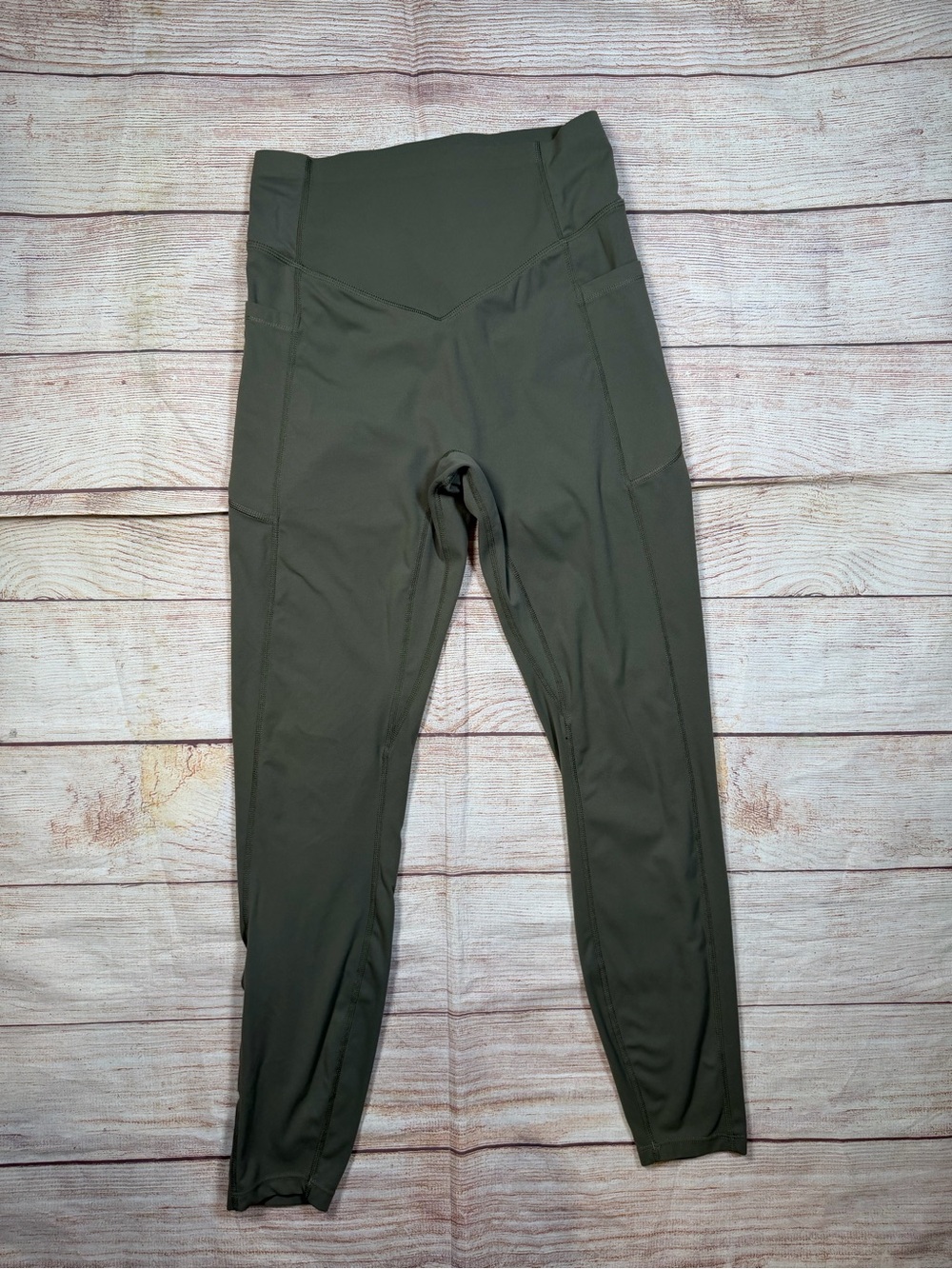 HALARA Olive Greent High-Waist Leggings with Side Pockets back scrunch and lift